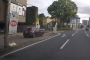 【動画】千葉市中央区で暴走ヴェセルが歩道に突っ込む事故。被害者あり。