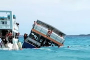 【動画】バハマ沖で100人以上を乗せたフェリーが半沈し米国人観光客が死亡。