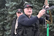 ベラルーシのルカシェンコ大統領が銃持ち威嚇、退陣デモが拡大…国防省は首都に軍出動を警告！