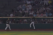 周東佑京、二夜連続を阻止　ホームランの打球をキャッチｗｗｗ