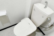 【悲報】女さん「いやあああ！！！旦那のズボンの裾がトイレの床についてるううう！！！」