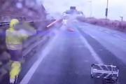 【動画】高速道路で作業中にトラックに突っ込まれるNEXCO東日本(ﾟoﾟ)