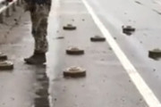 【ヨシ！】ウクライナ・キーウの道路に設置された地雷を除去する兵士をご覧ください