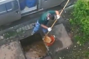 【動画】中国、地溝油汲み取り業者のおっさんを発見！下水から地溝油を汲み出す様子