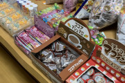 【悲報】ママ「娘の為に駄菓子屋さん開店したよ」→悪ガキが殺到して根こそぎ奪われて即閉店