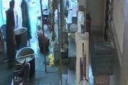 【動画】熱々の大鍋を運んでいた女性が躓いて中に落ちてしまう事故。
