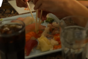 アメリカ人「寿司はまずすぎる！接着剤でも食ったほうがマシ！」