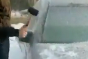 【動画】ロシア人「車が凍った？ふつうハンマーでぶち割るよね」