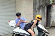 【画像】美脚まんさんと男がバイクで2ケツしてる画像ｗｗｗｗｗｗｗｗｗ