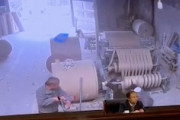 【中国】女性従業員が回転するなにかに巻き込まれてしまう事故の映像。