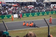 【ヤバイ】環境保護活動家がF1イギリスGP決勝レース中に乱入→ コースに座り込み道を塞いでしまう