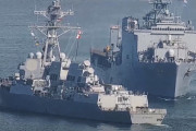 アメリカの駆逐艦と揚陸艦、正面衝突寸前回避