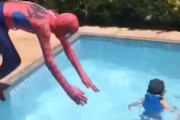 【動画】スパイダーマンでプールに入るのはとても危険らしい。