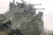 ロシアの深刻な兵器不足、謎の装甲車に戦闘艇機銃搭載