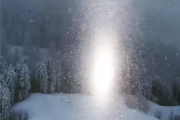 異世界ポータル？とてつもなく白く輝く光柱の動画が話題【ロシア】