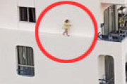【動画】 あぶない！ 幼児が ビル５階の外壁をスタスタ・・ 投稿動画に世界が衝撃