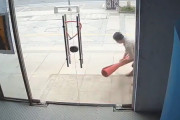 【動画】中国、おばちゃんやって来て、ビルの玄関マットをクルクル丸めて持ち帰る～！