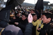 「満足いく回答持ってこい」…武漢帰国者収容反対の市民、行政安全部長官に卵を投げつける＝韓国の反応