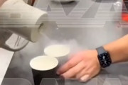 【動画】シェフに提供された液体窒素カクテルを飲んだ男性が重体に。