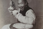【画像】100年前の中国で撮られた「ご飯を食べる人」の写真
