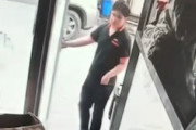 【動画】出勤して10秒で爆発。服が全部脱げてしまう従業員が撮影される。