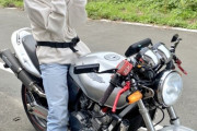 このバイク乗り、ダサすぎて変な笑いでた