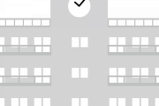 付き合って4ヶ月ほどの彼氏がいるのですが、学校で全く話をしてくれません。