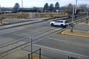 【動画】女の子さん、踏切に車を止めたまま逃亡してしまうｗｗｗ