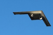 【動画】米軍の新型ステルス爆撃機、B-21レイダーが初飛行。1機1000億円。