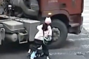 猫耳ヘルメットのバイク女子さんが命を失いかけたヒヤッと動画がガチで怖い。