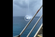 海外「海が怒っている！」海上で竜巻が3本同時に発生する映像が怖すぎる件　海外の反応