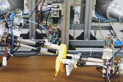 東京大学研究チーム、ロボットにバナナの皮むきを習得させる技術を開発