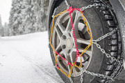 【悲報】タイヤにチェーン巻いても無意味だと判明してしまうｗｗｗｗｗｗ