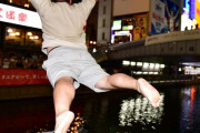 【画像】警察の厳重な警戒をかいくぐり道頓堀へダイブする阪神ファンが激写されるｗｗｗｗ
