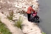 【動画】車椅子を押したおばあさんが川へ・・・。中国で撮影された悲しい映像。