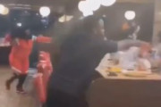 海外「レストランの中で皿投げ合戦をする黒人達」