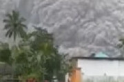 【動画】 インドネシア・ジャワ島でスメル山が大噴火、生配信者が火砕流に飲み込まれる？