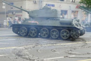 海外　ロシアの戦車がパレードで道路を「破壊」