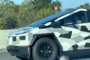 【動画】テスラのサイバートラック発売間近か。カモフラージュ塗装で走る姿がカリフォルニアで目撃される。