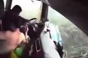 【！？】トラック運転中、ながらスマホで大事故になり車内の物が散乱→謎のオッサンも一緒に登場