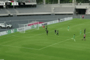 【GIF】サッカーでなかなか酷いオウンゴールが生まれるｗｗｗｗww