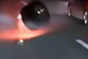 【動画】新東名高速道路、脱輪タイヤが燃えながら転がりまわる