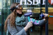 【衝撃映像】環境活動家、英銀HSBCビルの窓ガラスを破壊！　活動家9人逮捕