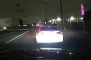 【動画】停車させた車がフルオートで撃ってきたら。アメリカの警官が命がけすぎるダッシュカム。