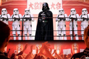 銀河史上初「スター・ウォーズ盆踊り」大盛り上がり…ダース・ベイダーが降臨！