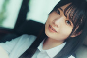 日向坂46グループ最年少・坂井新奈、暑さを吹き飛ばすニコニコ笑顔　フレッシュな夏グラビア披露