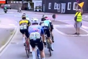 【動画】ドイツの自転車ロードレースでおばあちゃんがはねられそうになる事故。