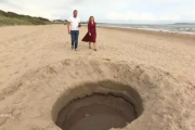 全国ニュース「ビーチに謎の大穴が発見されました。恐らく隕石です」→衝撃の展開にｗｗｗｗｗｗ