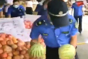 【動画】中国、城管「スイカ食いて～、また取り締まりに行ってせしめるか！賛成～！」