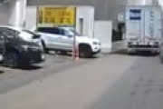 【動画】 １秒で２回ドッキリする衝撃ドラレコ動画が話題に 「数秒早かったら歩行者轢いてた・・」